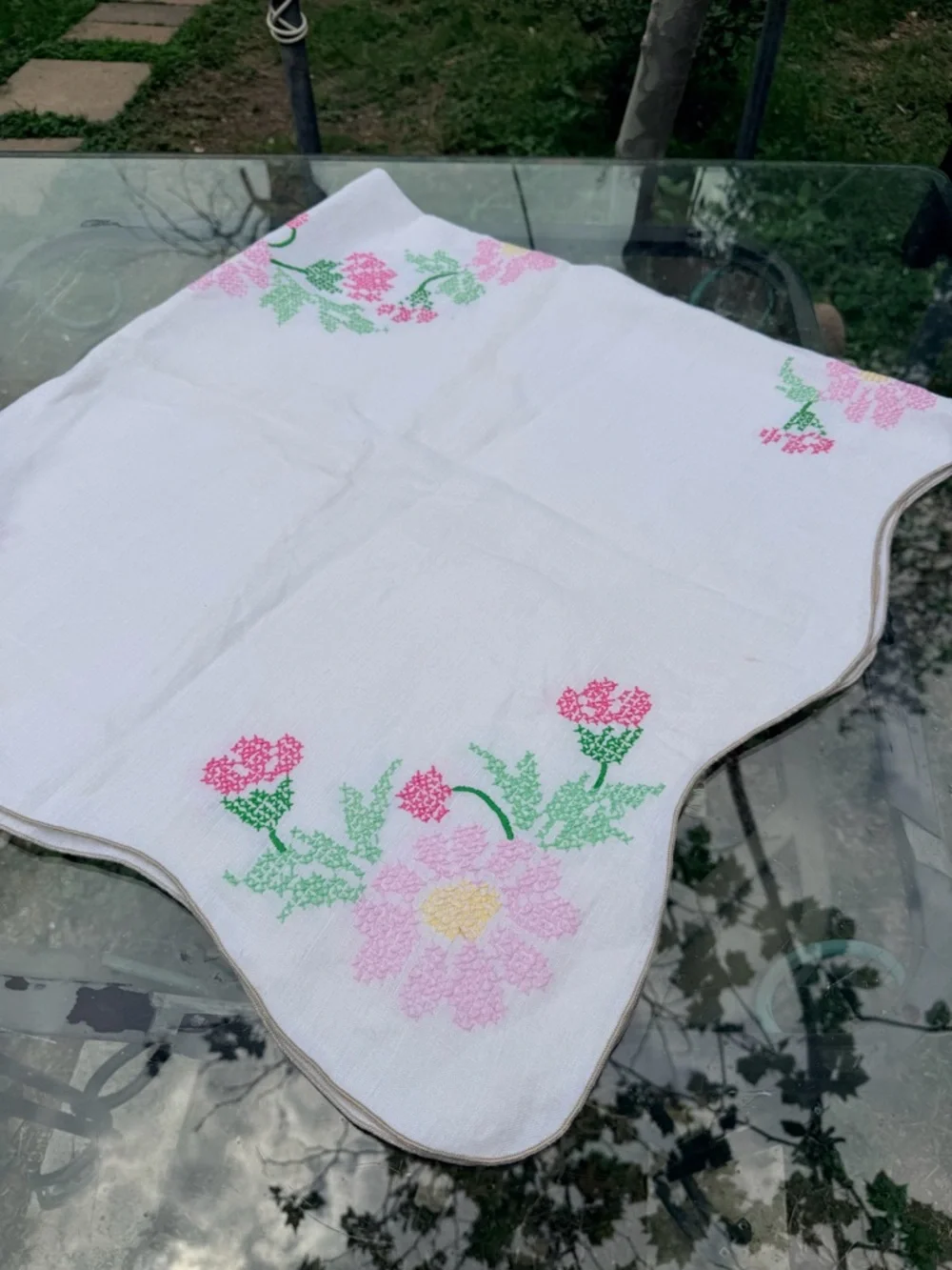 Heirloom Style Hand‎ Embroidered Floral Tablecloth Vintage Cottagecore Scalloped